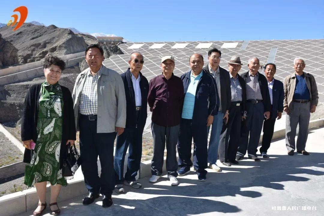 为什么别人的微信头像图片点击后变成另外一张图片？